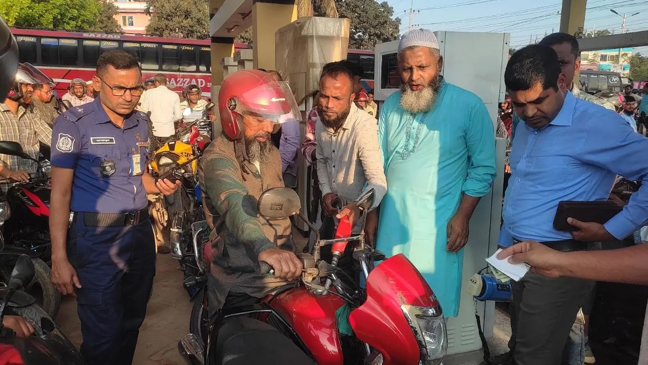 লাইসেন্স ও বৈধ কাগজ ছাড়া মোটরসাইকেলে জ্বালানি তেল দিচ্ছে না পাম্প